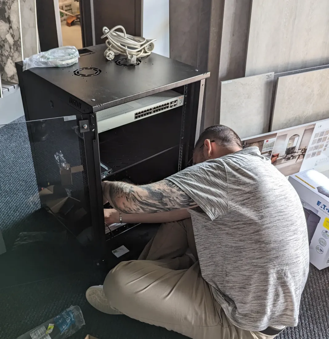 Technicien ITD en intervention devant une baie serveur